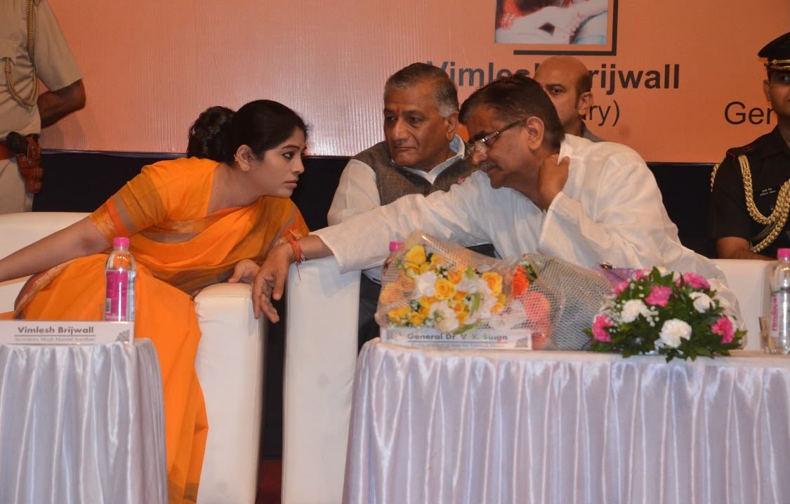 The Secretary in conversation with General (Dr.) V. K. Singh at Chitranjali 2017