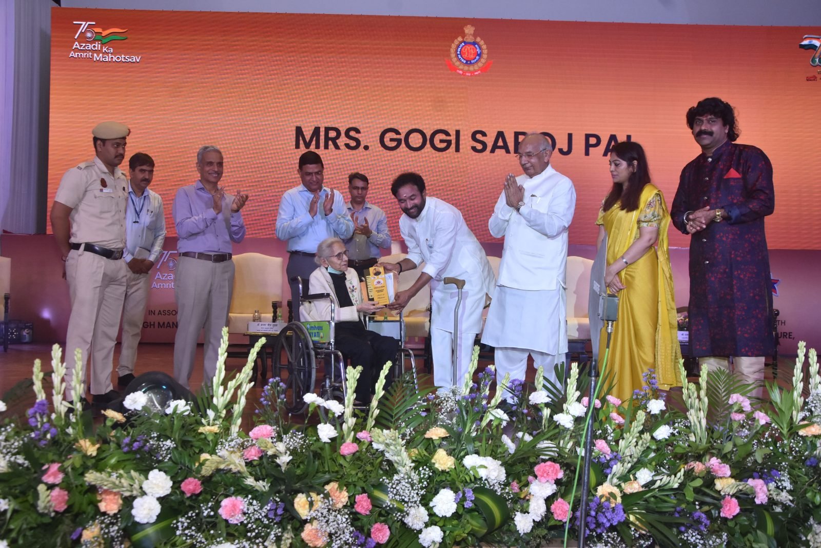 Artist Gogi Saroj Pal receiving the Award of Honour at Chitranjali