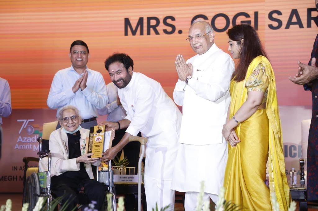 Smt. Gogi Saroj Pal receiving the Chitranjali Samman, 2022