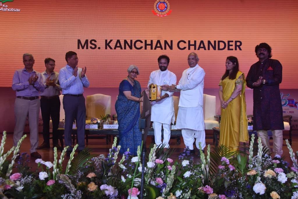 Ms. Kanchan Chander receiving the Chitranjali Samman, 2022