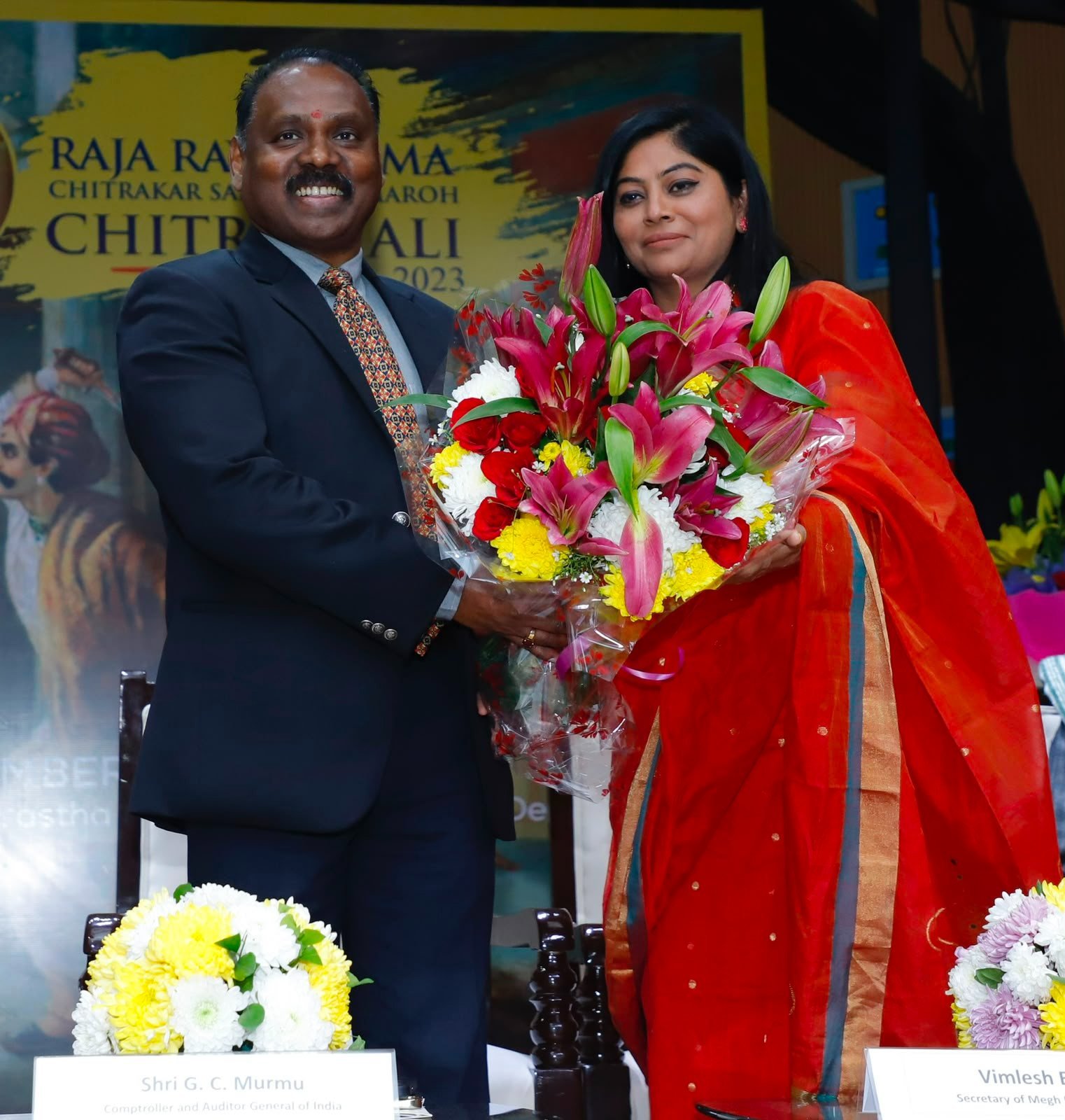 Shri G. C. Murmu welcomed with a bouquet at Chitranjali 2023