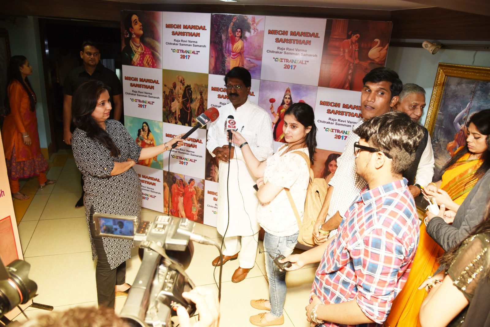 Shri Arvind Sawant speaking to the press at Chitranjali 2017