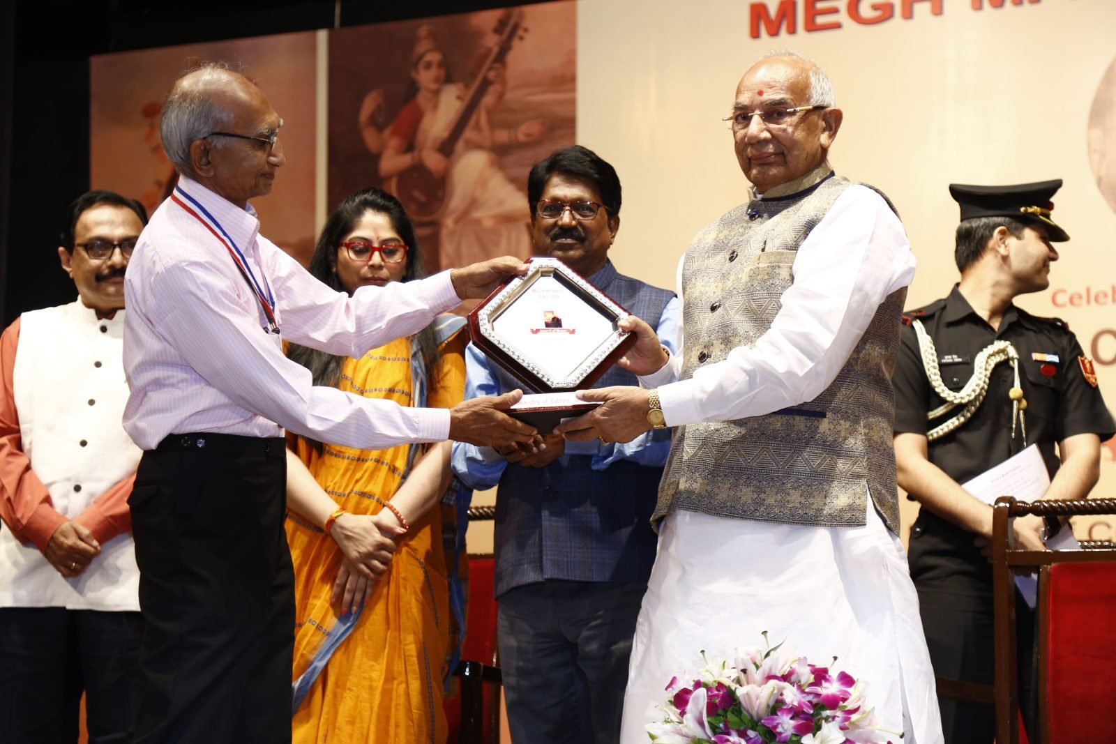 Prof. Kaptan Singh Solanki handing over a memento at Chitranjali 2017
