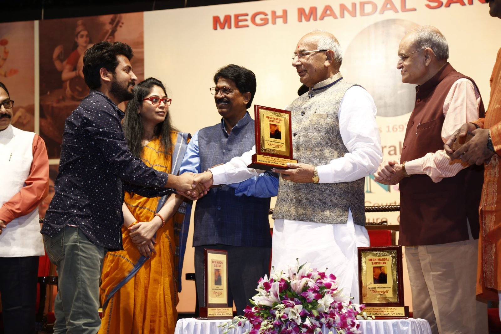 The Governor of Haryana with an honoured artist on stage at Chitranjali 2017