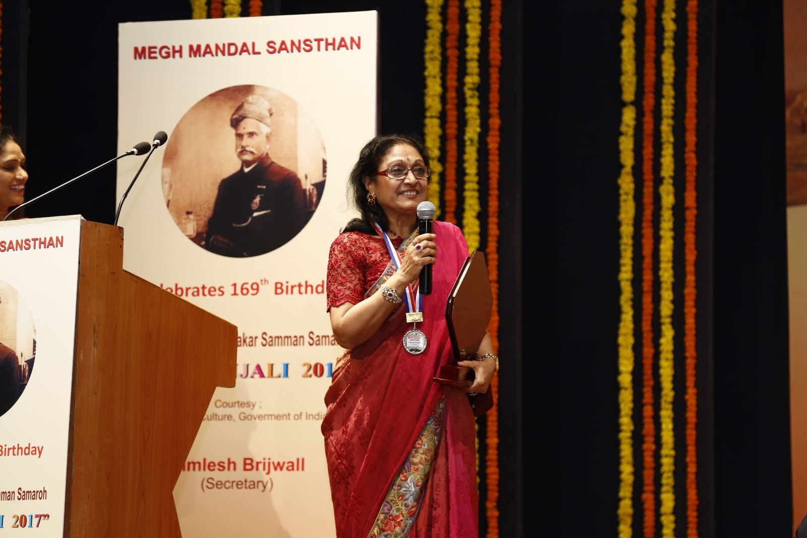 Artist Nayanaa Kanodia receiving the Award of Honour at Chitranjali 2017