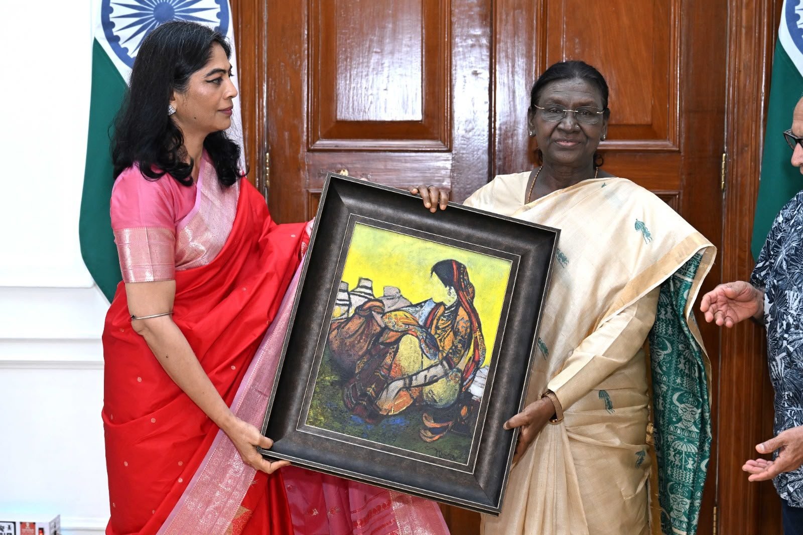 A painting being presented to the President of India, Smt. Droupadi Murmu