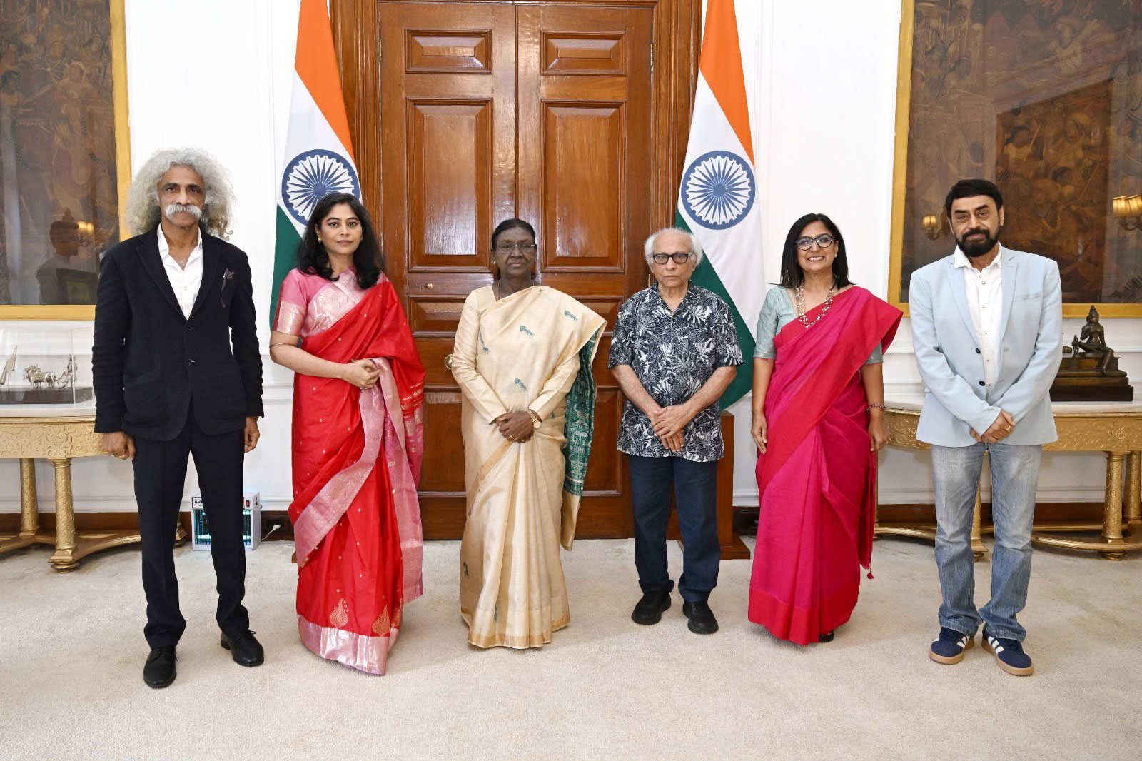 The President of India, Smt. Droupadi Murmu, with the delegation at Rashtrapati Bhavan