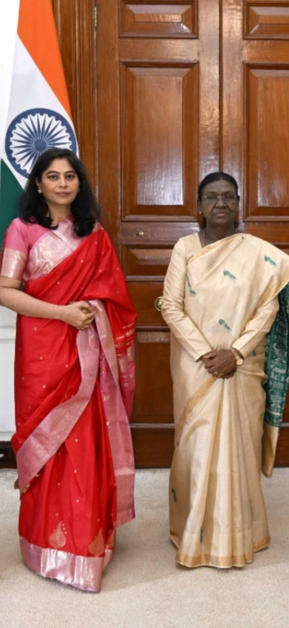 The Secretary of Megh Mandal Sansthan with the President of India, Smt. Droupadi Murmu, at Rashtrapati Bhavan