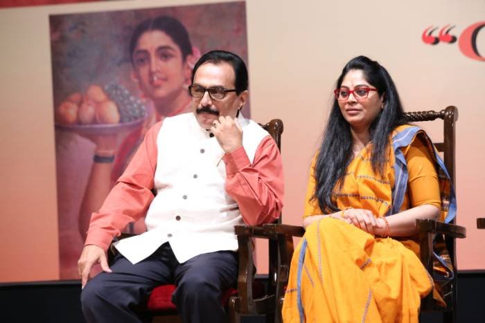 An artist receiving the Award of Honour at Chitranjali 2017